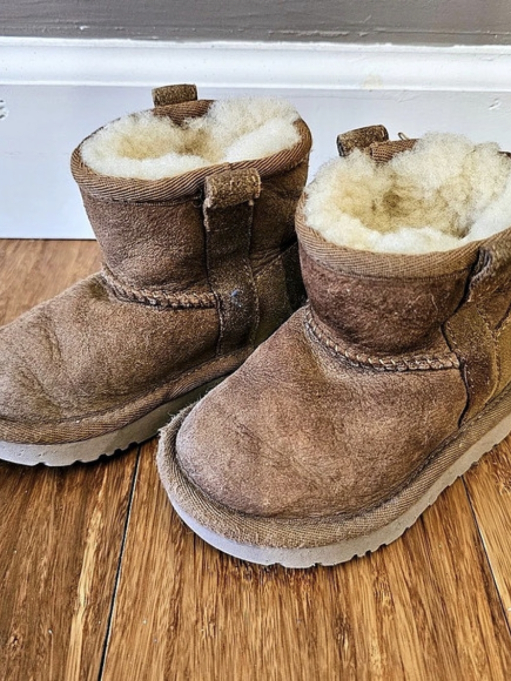 UGG Australia Classic Ultra Mini Toddler Boots Chestnut Suede Shearling Size 6T